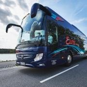 Ein moderner Elite Reisebus für 49 Personen fährt auf einer Landstraße an der Elbe in Hamburg
