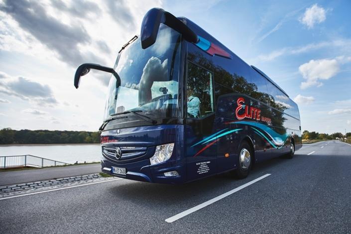 Ein moderner Elite Reisebus für 49 Personen fährt auf einer Landstraße an der Elbe in Hamburg