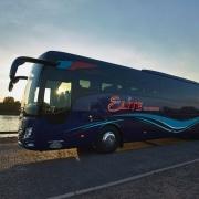 Ein Elite Reisebus für 63 Personen und 2 Reiseleiter steht am Hafen bei Sonnenuntergang