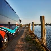 Ein Elite Reisebus für 63 Personen und 2 Reiseleiter steht am Hafen