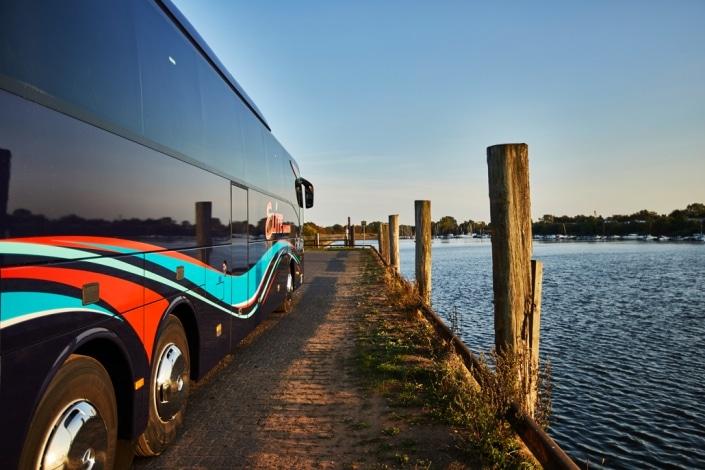 Ein Elite Reisebus für 63 Personen und 2 Reiseleiter steht am Hafen