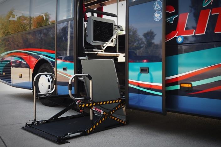 Elektrischer Lift für bequemen Zustieg mit Rollstuhl